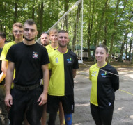 Osoby w strojach sportowych stoją obok siebie 