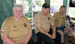Kobieta i dwaj mężczyźni siedzą obok siebie
