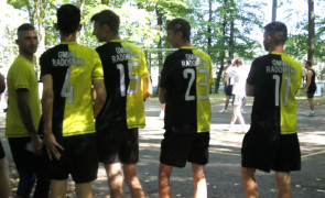 Grupa mężczyzn przygotowuje się do gry w piłkę siatkową 