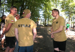 Trzej mężczyźni stoją obok siebie
