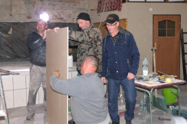 Czterej mężczyźni podczas prac remontowych