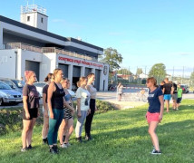 Grupa kobiet - trwają przygotowania do gminnych zawodów sportowo-pożarniczych 