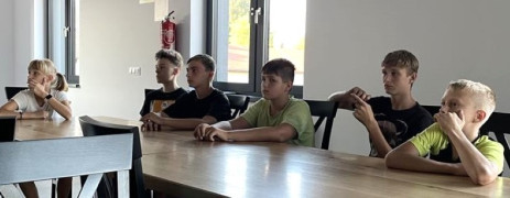 Adepci pożarnictwa podczas teoretycznego szkolenia
