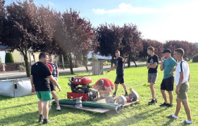 Druhowie podczas treningu przed gminnymi zawodami sportowo-pożarniczymi 