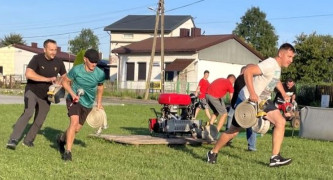 Druhowie podczas ćwiczeń do gminnych zawodów sportowo-pożarniczych 
