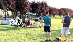 Druhowie ochotnicy przygotowują się do zawodów sportowo-pożarniczych 