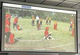 Telebim, na którym widać przebieg zawodów sportowo-pożarniczych 