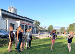 Grupa kobiet przygotowująca się do gminnych zawodów sportowo-pożarniczych 