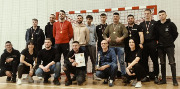 Grupa mężczyzn stojąca obok siebie. Mężczyźni prezentują zdobyte medale 