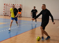 Zawodnicy grają na boisku w piłkę nożną 