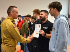 Moment wręczania pucharu i dyplomy zwycięskiej drużynie 