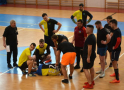 Zawodnicy na boisku. Jeden z nich został  kontuzjowany