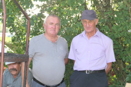 Dwaj mężczyźni stojący obok siebie
