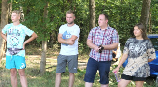 Grupa osób stojących obok siebie