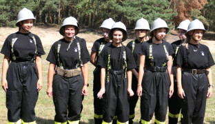 Kobiety w strojach strażackich 