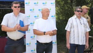 Trzech mężczyzn stojących obok siebie