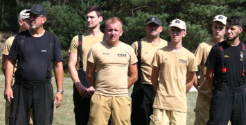 Grupa mężczyzn