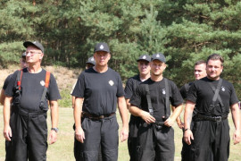 Grupa mężczyzn stojących obok siebie 