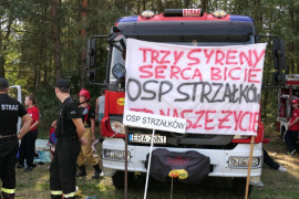 Samochód strażacki i strażacy 