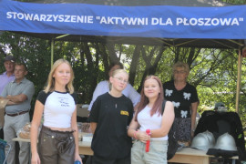 Młodzież obserwująca zawody OSP