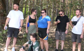 Grupa osób podczas oglądania zawodów OSP