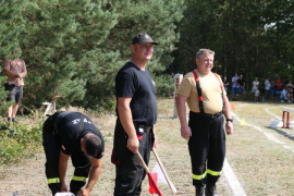 Trzech mężczyzn stojących obok siebie