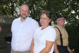 Kobieta i mężczyzna stoją obok siebie
