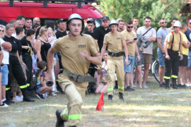 Strażak podczas zawodów sprawnościowych 