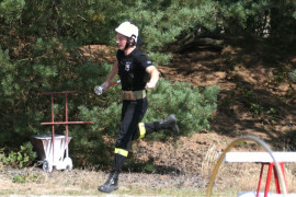 Strażak podczas zawodów sprawnościowych 