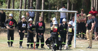Strażacy ochotnicy stojący obok siebie
