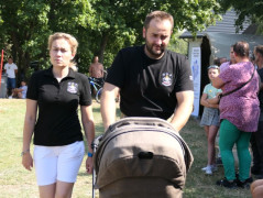 Kobieta i mężczyzna. Mężczyzna prowadzi wózek 