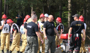 Grupa strażaków podczas ćwiczeń 