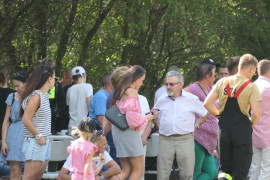 Grupa osób podczas rozmowy 