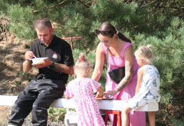 Grupa osób: mężczyzna, kobieta i dzieci