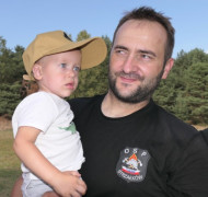 Mężczyzna i małe dziecko 