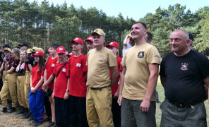 Druhowie stoją w szyku 