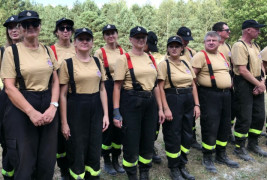 Druhowie stoją w szyku bojowym 