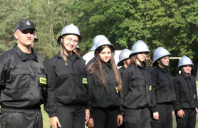 Druhowie stoją w szyku bojowym 