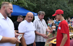 Moment wręczania gratulacji 