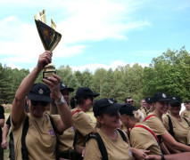 Zadowoleni druhowi. Zwycięski puchar został podniesiony do góry