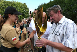 Moment wręczania dyplomów i pucharów