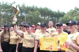 Druhny tuż po odebraniu pucharu za zajęcie II miejsca w zawodach sportowo-pożarniczych OSP Gminy Radomsko