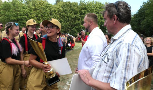 Moment odbierania gratulacji 