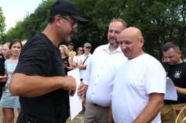 Moment odbierania gratulacji 