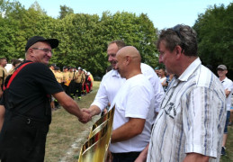 Moment odbierania gratulacji 
