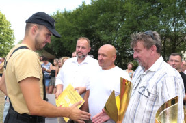 Moment odbierania gratulacji 