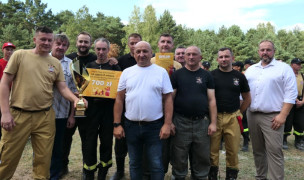 Grupa osób na wspólnym zdjęciu 