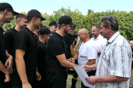 Moment gratulacji zwycięskiej OSP Strzałków 