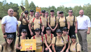Grupa osób na wspólnym zdjęciu 