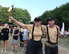 Zadowolona kobieta i mężczyzna. Kobieta w ręku trzyma puchar
